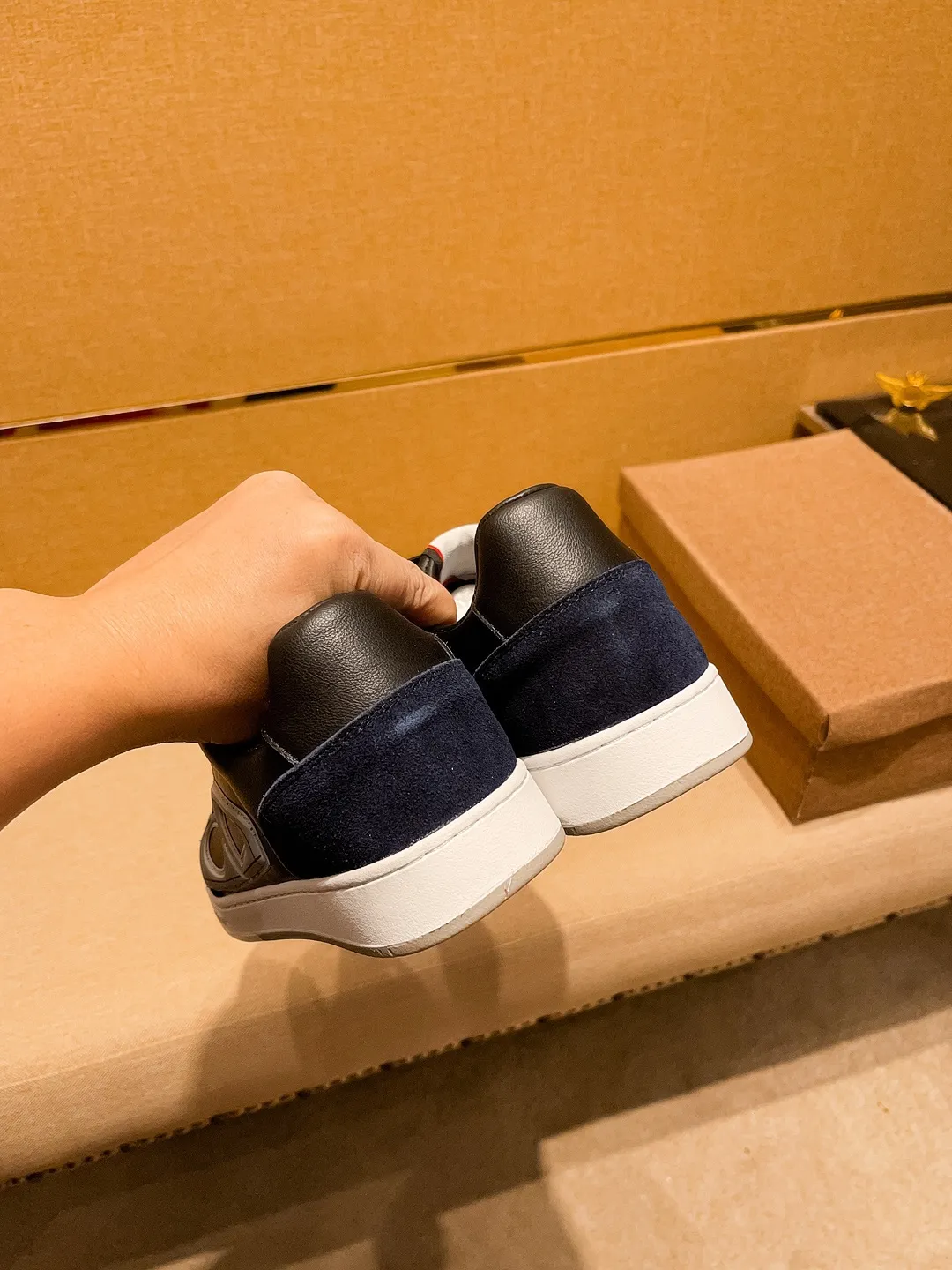 Men's shoes 💰 420💰【Dior】🔥 High-end men's shoes brand official website 1:1 latest masterpiece: the upper is made of Italian imported first-layer cowhide with a comfortable and breathable lining➕original non-slip and wear-resistant outsole🔥, making walking more convenient and comfortable! An exclusive new model, a stunning work, a beautiful 1:1 replica [color] compared to the official quality! Create a fashionable personality to set off your uniqueness! A must-have for trendy men! Classic 🔥Size: 38-44 Color: 🔥 2⃣️colors available🔥.